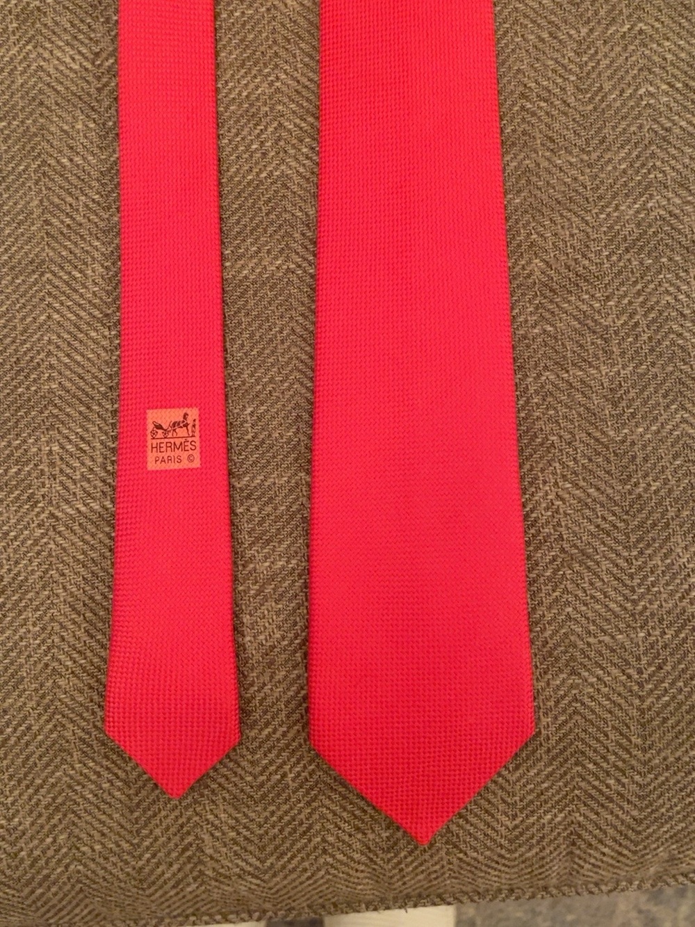 Hermès Paris 100% Silk Textured Coral Red Tie Made in France 2336 SA